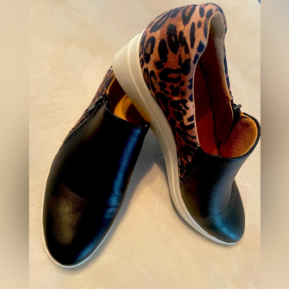 EUC Naturalizer black leather and leopard print wedge sneakers.